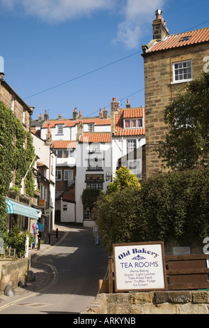 TIGHTLY verpackt Gebäude in der New Road in malerischen in Old Bay Teil "Robin Hoods Bay" Yorkshire England Stockfoto