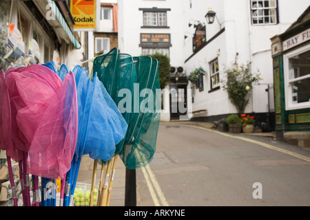 BUNTE Kinder FISCHERNETZE zum Verkauf von Shop in New Road "Robin Hoods Bay" Yorkshire England Stockfoto