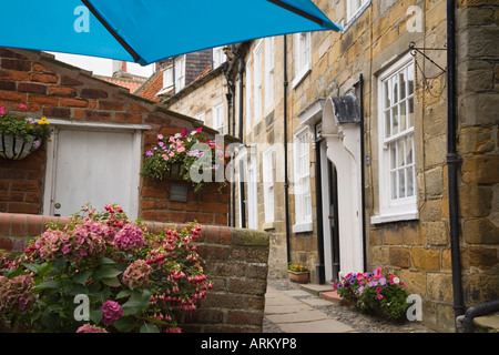 Reihenhäuser in "Chapel Street" Café in Old Bay Teil "Robin Hoods Bay" Yorkshire England Stockfoto