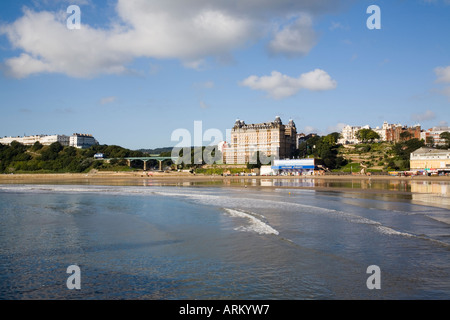 Das Grand Hotel mit Blick auf South Sands Beach in South Bay unter South Cliff. Scarborough North Yorkshire England UK Großbritannien Stockfoto