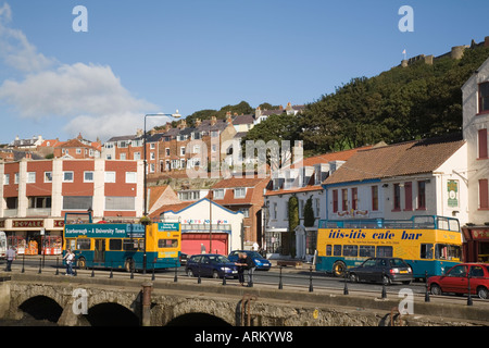 "Open Top" Touristenbusse auf Sandside Uferstraße in South Bay, Scarborough, North Yorkshire, England, UK, Großbritannien Stockfoto