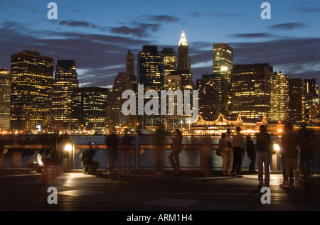 Besucher dieser Seite der Skyline von Manhattan aus Brooklyn Heights, September 2006 Stockfoto