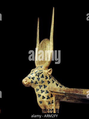 Leiter der Grabbeigaben Couch in Form einer Heiligen Kuh, aus dem Grab des Pharaos Tutanchamun Stockfoto