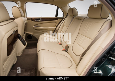 2008 Jaguar XJ Vanden Plas in grün - hintere Sitze Stockfoto