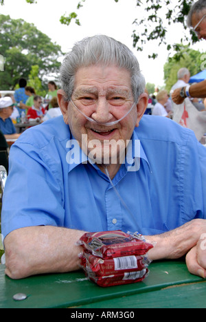 Lächelnd und glücklich Porträt eines älteren Mannes Stockfoto