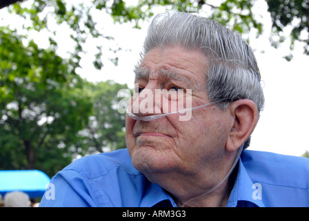 Lächelnd und glücklich Porträt eines älteren Mannes Stockfoto