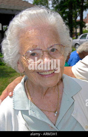 Lächelnd und glücklich Portrait einer älteren Frau Stockfoto