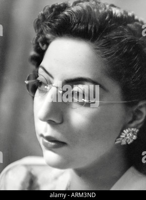 VRB101292 indische Frau mit Brille im weißen Kleid Porträt in Studio Kulri Mussorie Uttar Pradesh, Indien 1940er Jahre Stockfoto