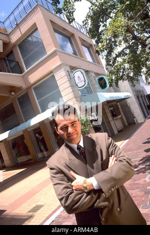 Porträt von Hispanic Professional Geschäftsmann außen Bürogebäude Stockfoto