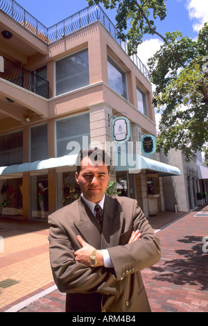Porträt von Hispanic Professional Geschäftsmann außen Bürogebäude Stockfoto