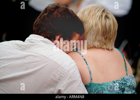 Mann küssen Womans Schulter Stockfoto