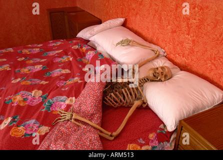 EIN SKELETT IM BETT Stockfoto