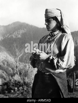 Alte vintage indische Frau in traditionellem Kleid Kopf bedeckt Pauri Gharwal Uttaranchal Uttarakhand Indien 1940s Stockfoto