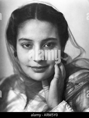 VRB101255 indische Frau in traditioneller Kleidung Kopf bedeckt Blick auf Kamera Portrait im Studio Punjab Indien 1940er Jahre Stockfoto