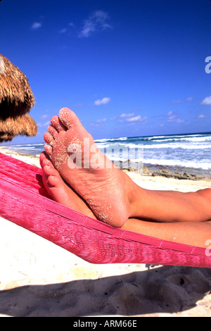 Bunte abstrakte Füße auf Hängematte in Cozumel Mexiko-Karibik Stockfoto