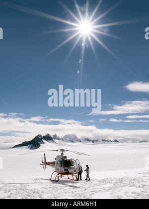 DHP101203 Hubschrauber Landung auf den Juneau Eisfeldern Alaska USA Stockfoto