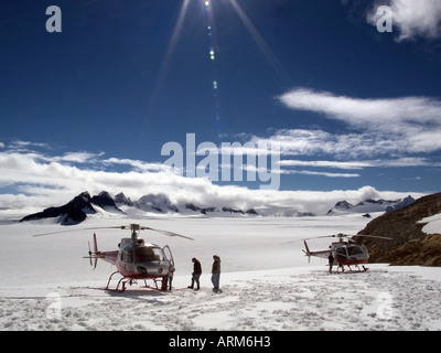 DHP101205 Hubschrauber Landung auf den Juneau Eisfeldern Alaska USA Stockfoto