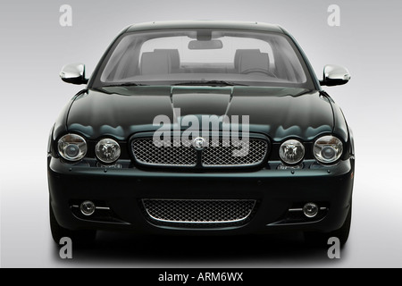 2008 Jaguar XJ Vanden Plas in grün - Low/Wide Front Stockfoto