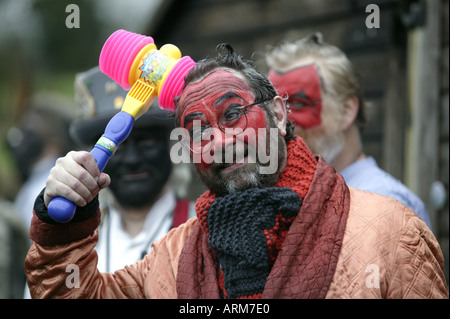 Die Alvechurch Morris Männer Worcestershire England UK sind sie schwarz gegenüber traditionellen walisischen Grenze team Stockfoto