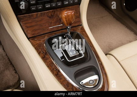 2008 Jaguar XJ Vanden Plas in grün - Getriebe Schalthebel/Mittelkonsole Stockfoto