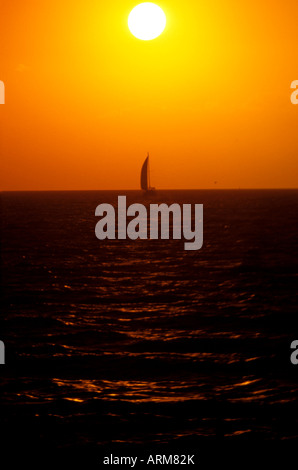 FL Florida Everglades National Park Sonnenuntergang und Boot am Flamingo Sonnenuntergang Sonne inmitten Abstand Segelboot entfernten Segelboot Segelboot Stockfoto