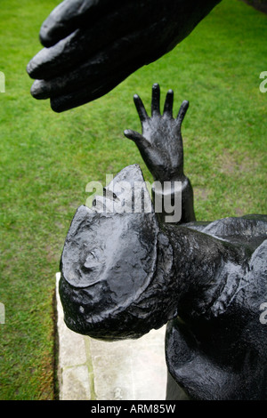 Thomas A Becket Skulptur im Kirchhof der St. Pauls Cathedral, London Stockfoto