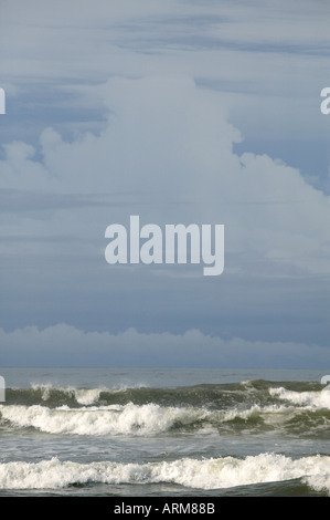 Wellen und Wolken am Strand in Dominical Costa Rica Stockfoto