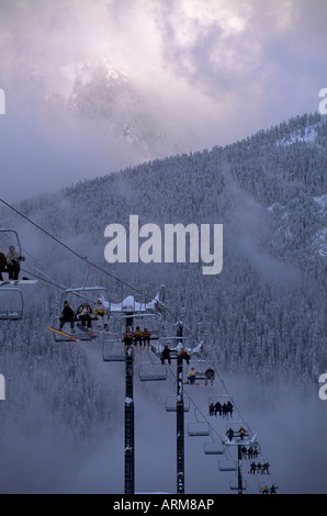 Sessellift gefüllt mit Skifahrern und Snowboardern, Mount Baker, Cascade Mountains, US-Bundesstaat Washington, Vereinigte Staaten (USA), Nordamerika Stockfoto
