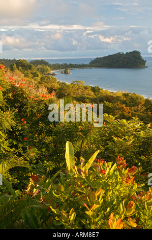 Der Blick auf Manuel Antonio Nationalpark s zweiten Strand und Punta Catedral Stockfoto
