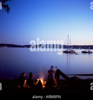 Freunde rund um Strand Feuer, Blake Island, Puget Sound, Washington State, Vereinigte Staaten von Amerika (U.S.A.), Nordamerika Stockfoto