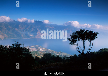 Blick von der Vulkan San Pedro, San Pedro und Lago Atitlan (Lake Atitlan), Guatemala, Mittelamerika Stockfoto