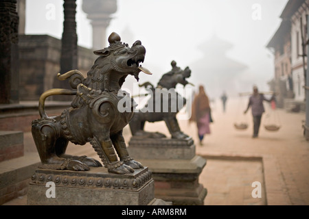 Durbar Square, Bhaktapur, Kathmandu-Tal, Nepal. Guardian Lions auf den Stufen des Tempels. Nebligen Wintermorgen November 2005. Stockfoto