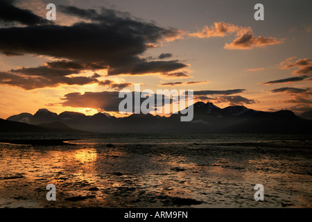 Balsfjorden beleuchtet von der Mitternachtssonne, Troms, Norwegen, Skandinavien, Europa Stockfoto