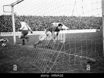 Fußball, Regionalliga West 1964/1965, Rot-Weiss Essen gegen Rot-Weiss Oberhausen 4:2, Stadion an der Hafenstraße in Essen, Szene des Spiels, Ziel nach Essen, Albert Eichholz (RWO) links holt den Ball aus dem Netz, freut sich Herbert Weinberg (RWE) Stockfoto