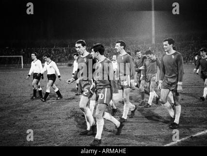 internationale Fußballspiel, 1965, Wedau-Stadion in Duisburg, Deutschland gegen FC Chelsea London 0:1, Fußball Spieler verlassen das Spielfeld, v.l.n.r.: Horst Dieter Hoettges (Deu), Bernd Patzke (Deu), Engelbert Kraus (Deu), Marvin Hinton (Chelsea), Terry Venable Stockfoto