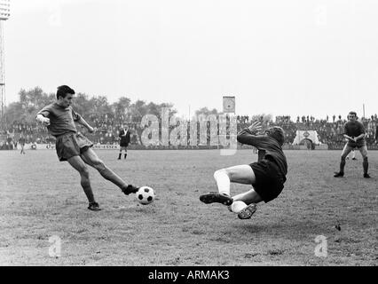 Fußball, Regionalliga West 1964/1965, Rot-Weiss Essen vs. Fortuna Düsseldorf 2:0, Stadion eine der Hafenstrasse in Essen, Szene des Spiels, Herbert Weinberg (RWE) linken Schüsse aufs Tor, in der mittleren Keeper Dirk Kruessenberg (Ddorf), rechts Eckehard Fei Stockfoto