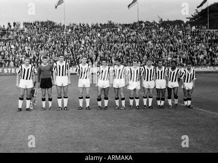 Fußball, Freundschaftsspiel, 1965, Stadion bin Uhlenkrug in Essen, ETB Schwarz Weiss Essen vs. Werder Bremen 1:3, Team-Foto, Aufnahme des Essener Teams, v.l.n.r. Karlheinz Mozin, Hermann Merchel, Hans Huelsmann, Hans Walitza, Heinz Ingenbold, Gerd Kohl, W Stockfoto