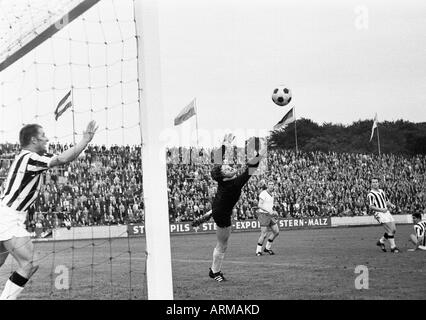 Fußball, Freundschaftsspiel, 1965, Stadion bin Uhlenkrug in Essen, ETB Schwarz Weiss Essen vs. Werder Bremen 1:3, Szene des Spiels, Ziel nach Bremen durch einen weiträumigen Schuss, v.l.n.r. Karlheinz Mozin (ETB), Torhüter Manfred Müller (ETB), Manfred Podlich (Bremen) Stockfoto