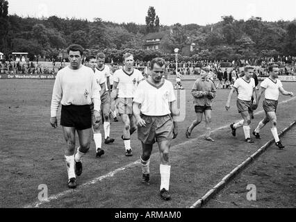 Fußball, Freundschaftsspiel, 1965, Stadion bin Uhlenkrug in Essen, ETB Schwarz Weiss Essen vs. Werder Bremen 1:3, Fußballspieler verlassen das Spielfeld, v.l.n.r.: Keeper Guenter Bernard (Bremen), Willi Soya (Bremen), ein Bremer Spieler Josef Piontek (Bremen), Manfr Stockfoto