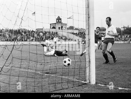 Fußball, freundliche Spiel, 1965, Niederrhein-Stadion in Oberhausen, Rot-Weiss Oberhausen gegen Bremerhaven 93 5:1, Szene des Spiels, Ziel, Oberhausen, v.l.n.r.: der Hüter der Bremerhaven, Bremerhaven Spieler, Karl Otto Marquardt (RWO) Stockfoto