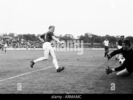 Fußball, freundliche Spiel, 1965, Niederrhein-Stadion in Oberhausen, Rot-Weiss Oberhausen gegen Bremerhaven 93 5:1, Szene des Spiels, eine Bremerhaven Spieler Schüsse aufs Tor, Keeper Helmut Traska (RWO) Recht sparen Stockfoto