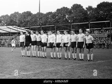 Fußball, freundliche Spiel, 1965, Stadion Rote Erde in Dortmund, Borussia Dortmund gegen Roter Stern Belgrad 4:1, Team Foto geschossen des Dortmunder Teams, v.l.n.r.: Alfred Schmidt, Hans Tilkowski, Wolfgang Paul, Lothar Emmerich, Wilhelm Sturm, Harald Bey Stockfoto