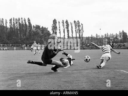 Fußball, Freundschaftsspiel, 1965, Jahn-Stadion in Bottrop, VfB Bottrop gegen Meidericher SV 0:2, Szene des Spiels, v.l.n.r.: Keeper Rolf Kornas (Bottrop), Manfred Kaufmann (Bottrop) auf Grund gelaufen, ein Duisburger Spieler Stockfoto