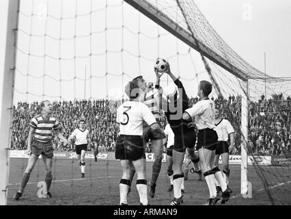 Fußball, Freundschaftsspiel, 1965, Stadion bin Uhlenkrug in Essen, ETB Schwarz Weiss Essen gegen Meidericher SV 2:1, Szene des Spiels, v.l.n.r.: Horst Gecks (MSV), Horst Kracht (ETB), Willi Ridder (ETB, 3), Werner Lotz (MSV), Keeper Hermann Merchel (ETB), Gu Stockfoto