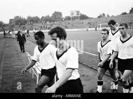 Fußball, Freundschaftsspiel, 1965, Stadion bin Uhlenkrug in Essen, ETB Schwarz Weiss Essen gegen Meidericher SV 2:1, Fußball Spieler verlassen das Spielfeld, v.l.n.r.: Iwan Fraenkel (ETB), Theo Klöckner (ETB), Ulrich Braun (ETB), Hans Walitza (ETB), Guenter Leufgen Stockfoto