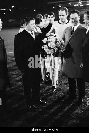 Fußball, European Cup Winners Cup, 1965/1966, Viertelfinale, Bein, Borussia Dortmund gegen Atletico Madrid 1:0, Stadion Rote Erde in Dortmund, Fußballspieler, der Dortmunder Spieler Willi Burgsmueller (rechts) vom BVB Präsident Willy Stee ausgezeichnet ist zurück Stockfoto