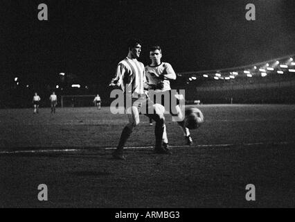 Fußball, European Cup Winners Cup, 1965/1966, Viertelfinale, Bein, Borussia Dortmund gegen Atletico Madrid 1:0, Stadion Rote Erde in Dortmund, Szene des Spiels zurück, Duell zwischen Madrid-Spieler und Alfred Schmidt (BVB) rechts Stockfoto