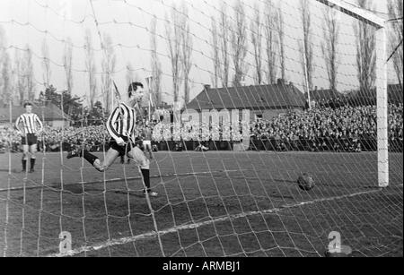 Fußball, Regionalliga West, 1965/1966, Jahn-Stadion in Bottrop, VfB Bottrop gegen Rot-Weiss Essen 0:2, Szene des Spiels, 0:2 Ziel nach Essen von Willi Lippens (nicht abgebildet), Juergen Kleewald (VfB) ist es zu spät Stockfoto