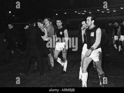 Fußball, European Cup Winners Cup, 1965/1966, Halbfinale, Rückkehr Bein, Borussia Dortmund vs. West Ham United 3:1, Stadion Rote Erde in Dortmund, Fußballspieler herein, v.l.n.r.: Theodor röter (BVB) und drei Spieler von West Ham United Stockfoto