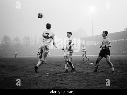 Fußball, Bundesliga, 1965/1966, Borussia Dortmund vs. VfB Stuttgart 4:0, Stadion Rote Erde, Szene des Spiels, v.l.n.r.: zwei Stuttgarter Spieler Lothar Emmerich (BVB) Stockfoto